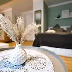 Edler Wohnraum Luxurioese Stadtoase Mit Balkon, Kaffeevollautomat, Lift & Parkplatz شقة