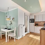 Edler Wohnraum Luxurioese Stadtoase Mit Balkon, Kaffeevollautomat, Lift & Parkplatz شقة