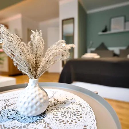 Edler Wohnraum Luxurioese Stadtoase Mit Balkon, Kaffeevollautomat, Lift & Parkplatz Apartment