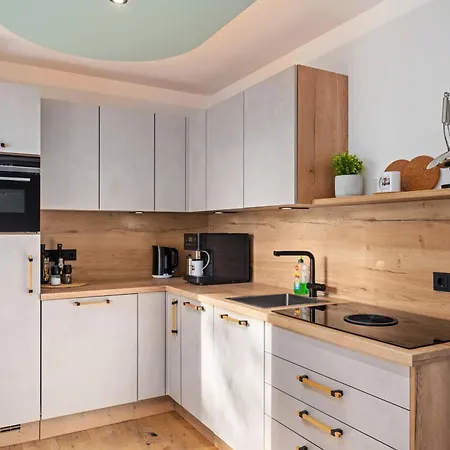 Apartment Edler Wohnraum Luxurioese Stadtoase Mit Balkon, Kaffeevollautomat, Lift & Parkplatz